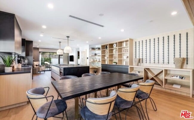Building Photo - 622 N La Jolla Ave