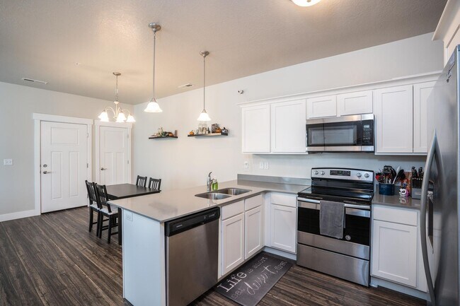 Building Photo - Fantastic Condo in Herriman City Center!