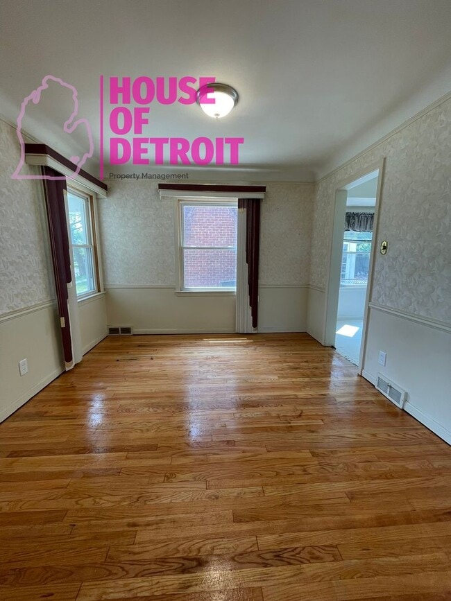 Building Photo - 3 BEDROOM 1 BATH BUNGALOW FREE PRE-SCREEN