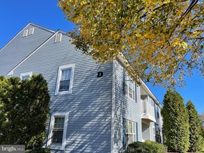 Building Photo - 560 Shetland Ct