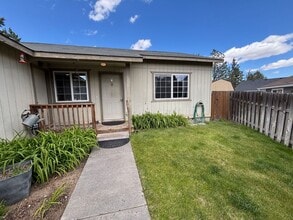 Building Photo - Spacious 3BR/2BA Home in Bend with Vaulted...