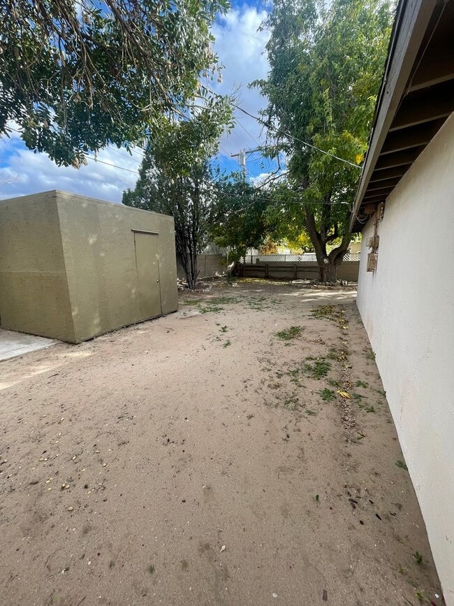 Building Photo - Beautifully Updated 3 Bedroom/2 Bathroom H...