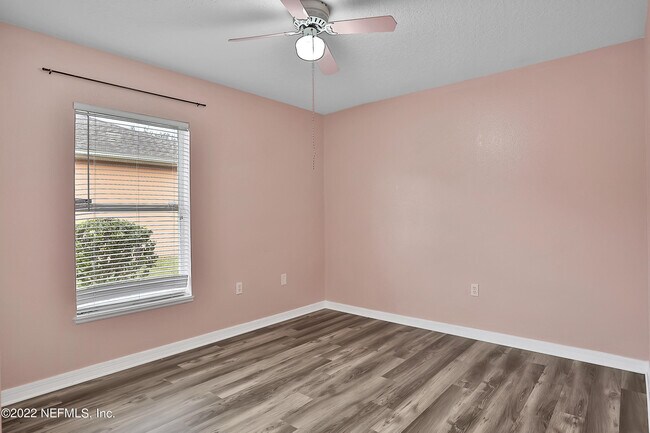 Building Photo - 11 Wheatfield Dr