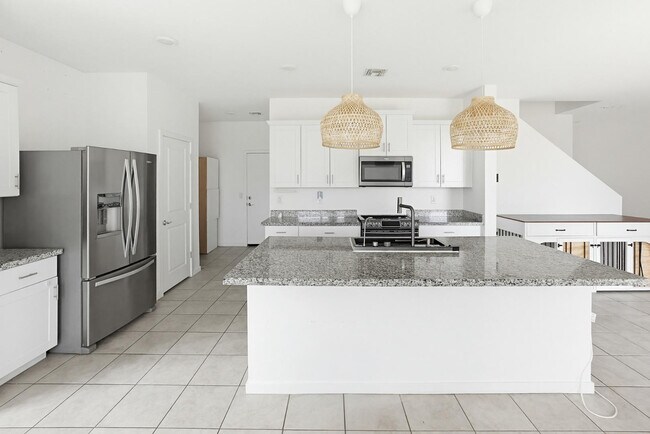 Building Photo - 6815 W Encinas Ln