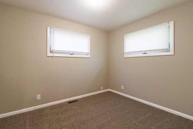 Building Photo - 432 Woodview Dr