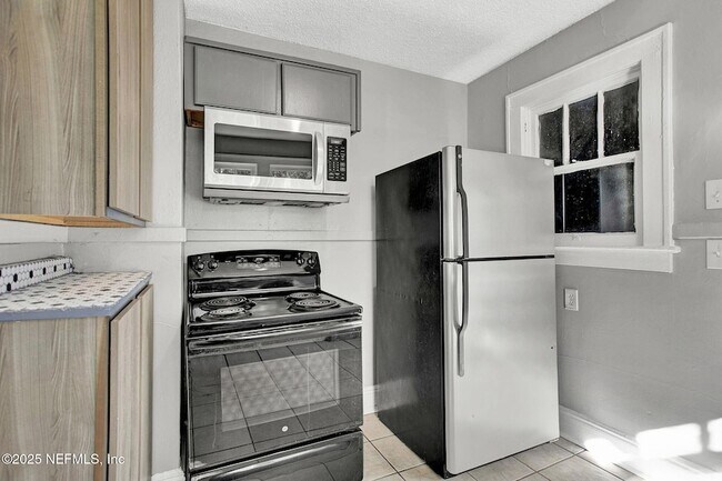 Building Photo - 1431 W 26th St