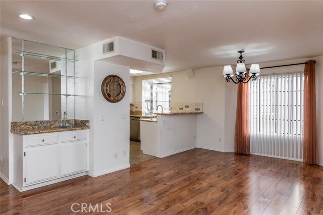 Building Photo - 2930 Montrose Ave