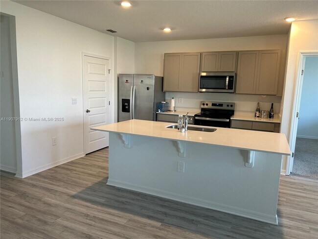 Building Photo - 632 Taylor Grvs St