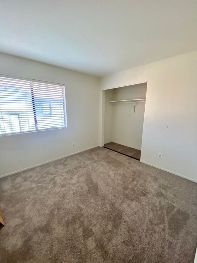 Building Photo - Thousand Oaks- Three Bedroom Condo