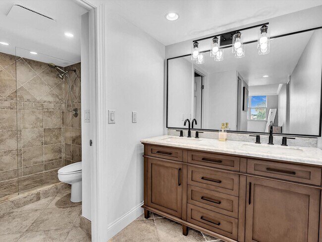 Building Photo - 1150 Hillsboro Mile