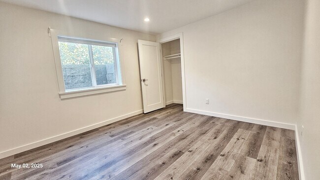 Building Photo - 3 Bed, 2 Bath Apartment Newly Remodel in P...