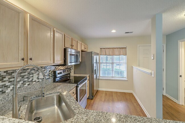 Building Photo - Move in Ready Townhouse in Summer Wood!