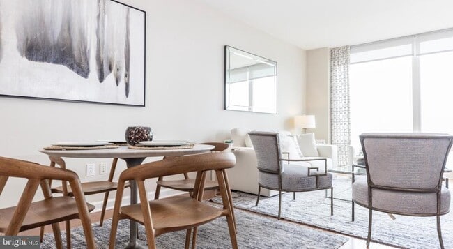 Building Photo - 204 W Washington Square