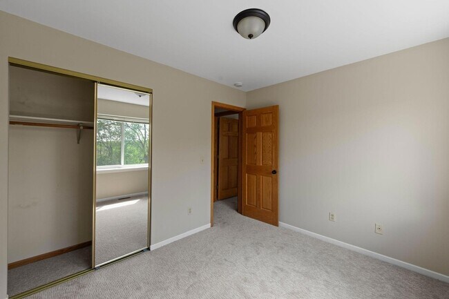 Building Photo - 304 Pondridge Cir
