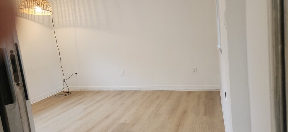 Third room - 605 E Applegate Dr