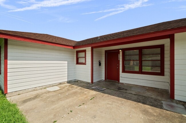 Building Photo - Beautiful 4 Bedroom, 2 Bath Home in Texas ...