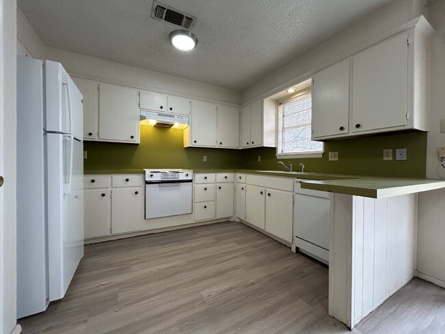 Building Photo - Lovely  2Bed/2Bath Duplex!