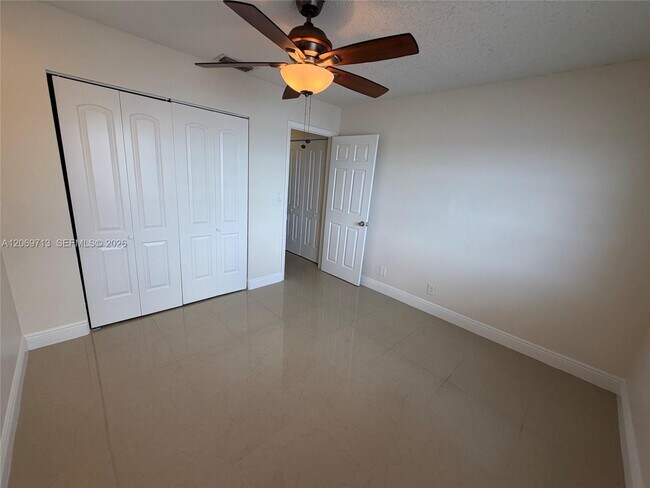 Building Photo - 432 Lakeside Dr