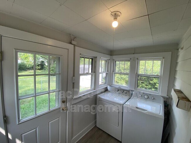 Building Photo - 119 Gibson St