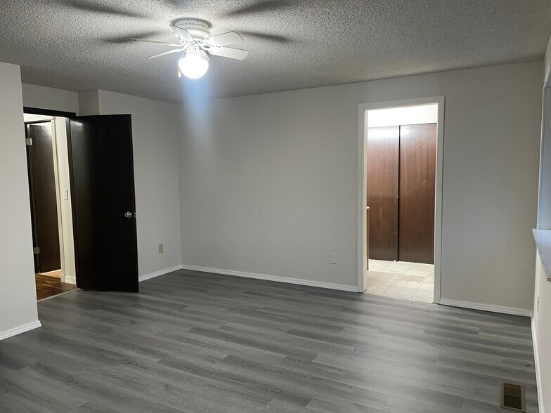 Main master bedroom w/ closet and bath tub - 4521 S 262nd St