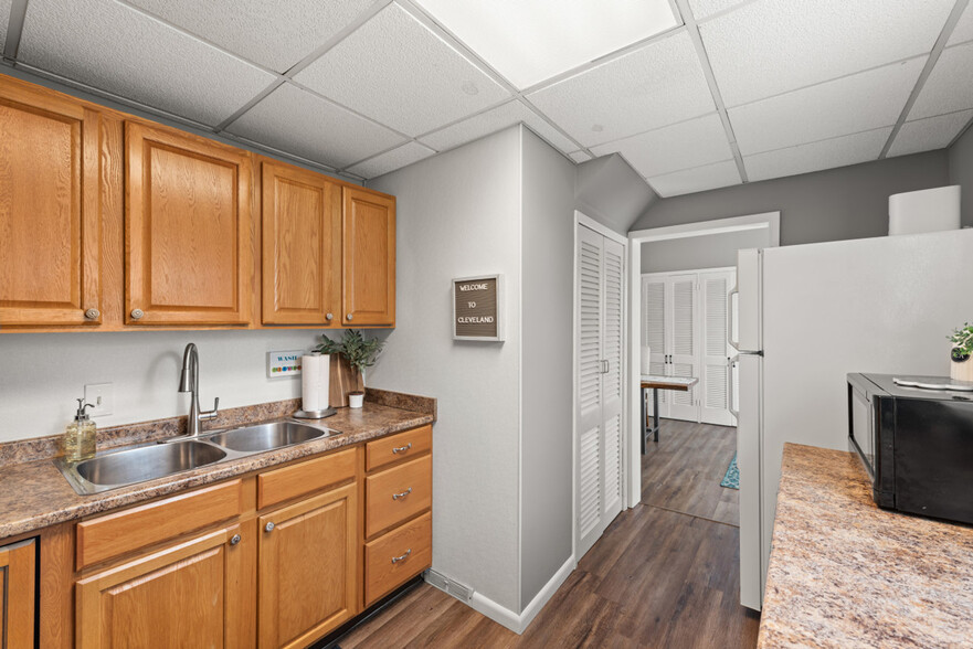 Building Photo - 3175 Rocky River Dr
