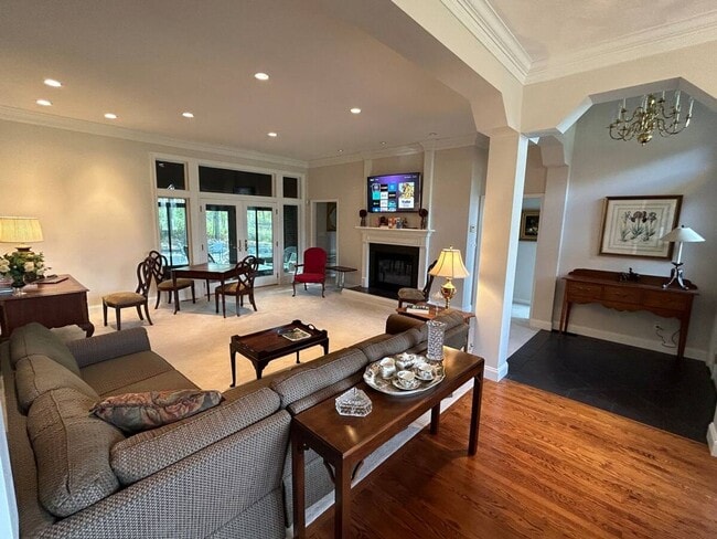 Building Photo - 4 Bedroom 3.5 Bath House Furnished With At...