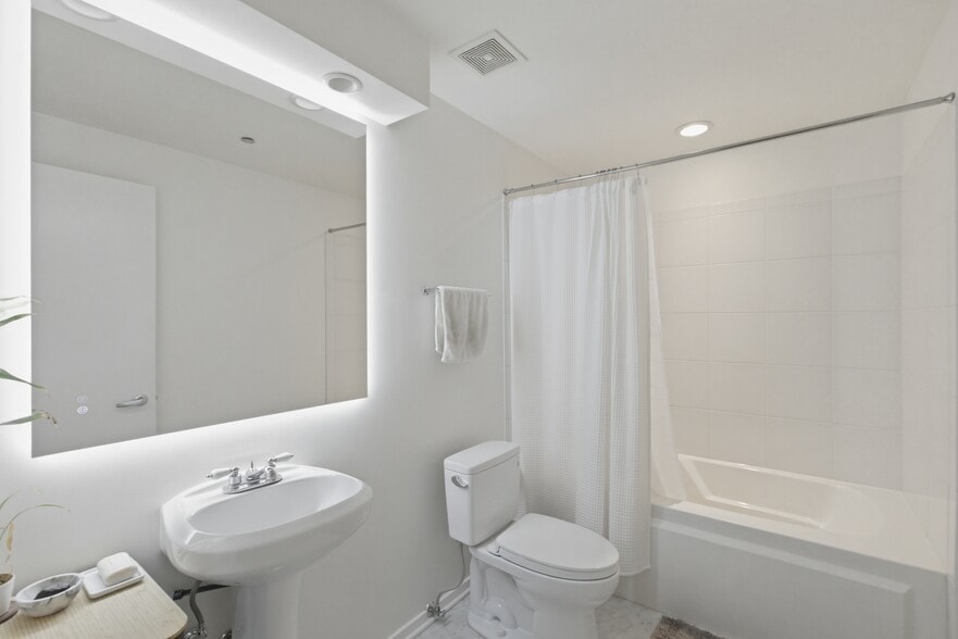 Building Photo - 900 N Kingsbury St