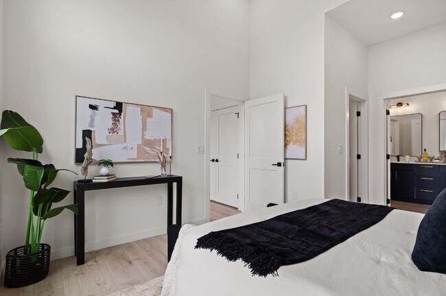 Building Photo - Room in Apartment on N Bluff Dr
