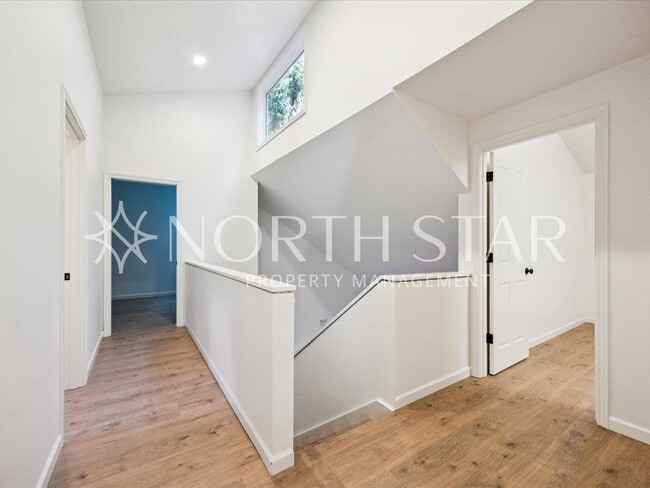 Building Photo - Lake Oswego Home for Lease – Fully Remodeled