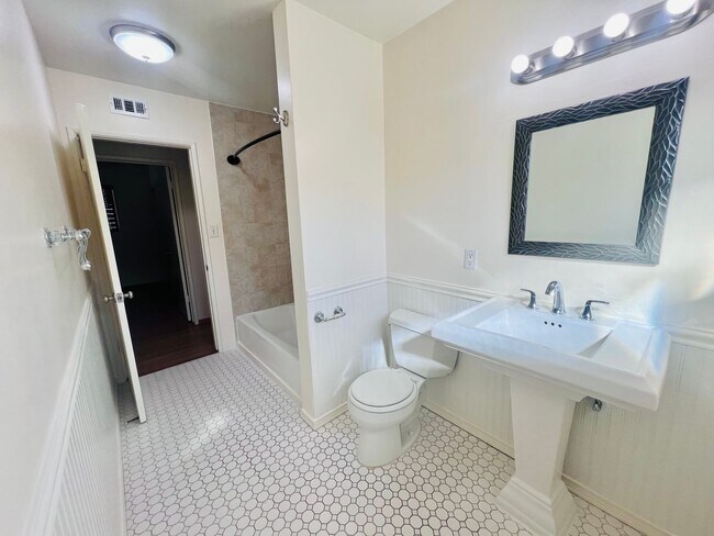 Building Photo - 5051 Dubois Dr