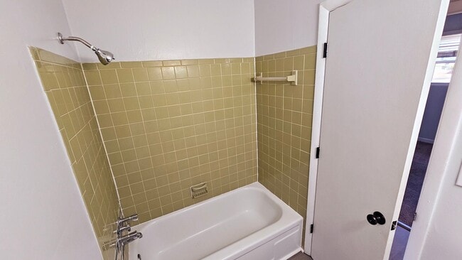 Building Photo - 3 BD 2 BA in Shamrock Village