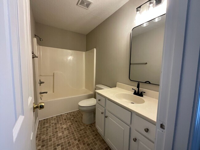 Building Photo - Now Available! Cute 4 Bed, 2 Bath Bungalow in Glenwood! Great Central GSO location