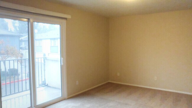 Building Photo - Charming 2 Bed/2 Bath Townhouse In Redlands!