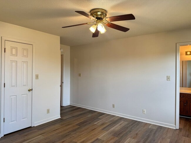 Building Photo - Convenient Location!  3 bedroom 2 bath wit...
