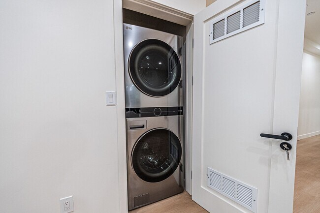 Building Photo - Modern 3-Bedroom in Prime Location | 1.5 M...