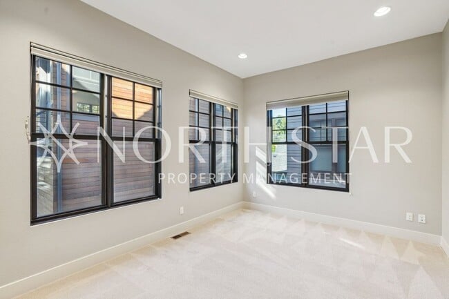 Building Photo - Luxury Living in the Heart of Lake Oswego: Stylish 3-Story Townhouse