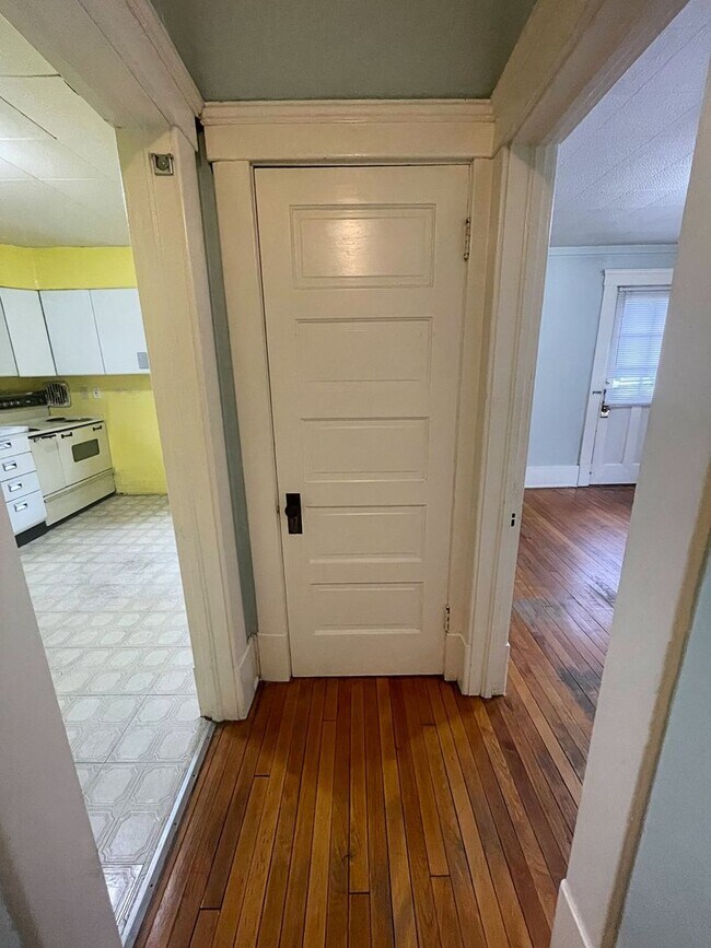 Building Photo - 914 Vaughn St