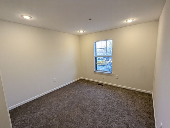 Building Photo - Well maintained townhouse in Robin Meadows Community with updated features available now!