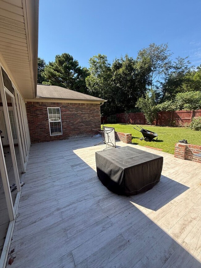 Building Photo - 4/2 Home Available Now!