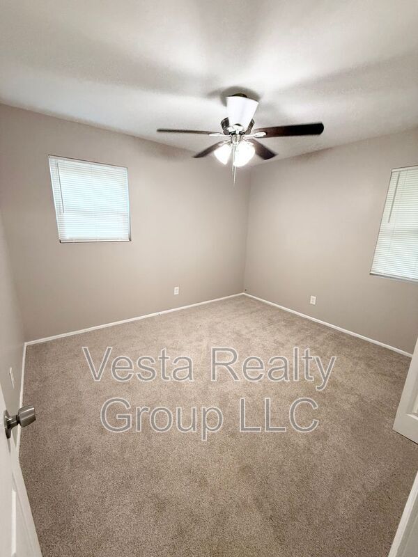 Building Photo - 207 Custer Cir