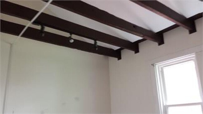 Building Photo - Beautiful Townhome on Quiet Street in the ...