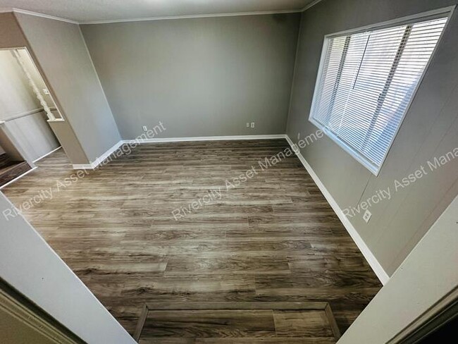 Building Photo - Lovely 4 Bedroom Home!!! Section 8 Friendl...