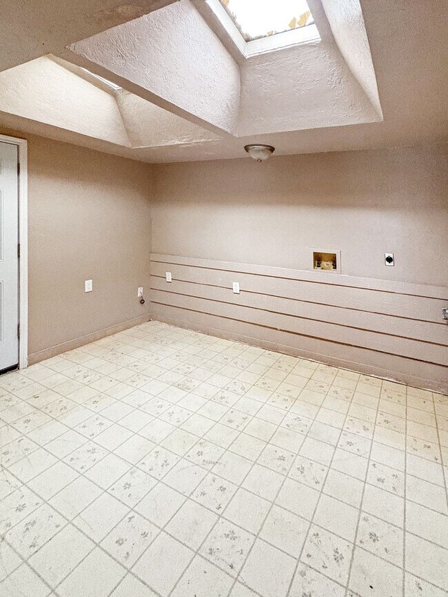 Building Photo - 615-617 East Sunset Circle