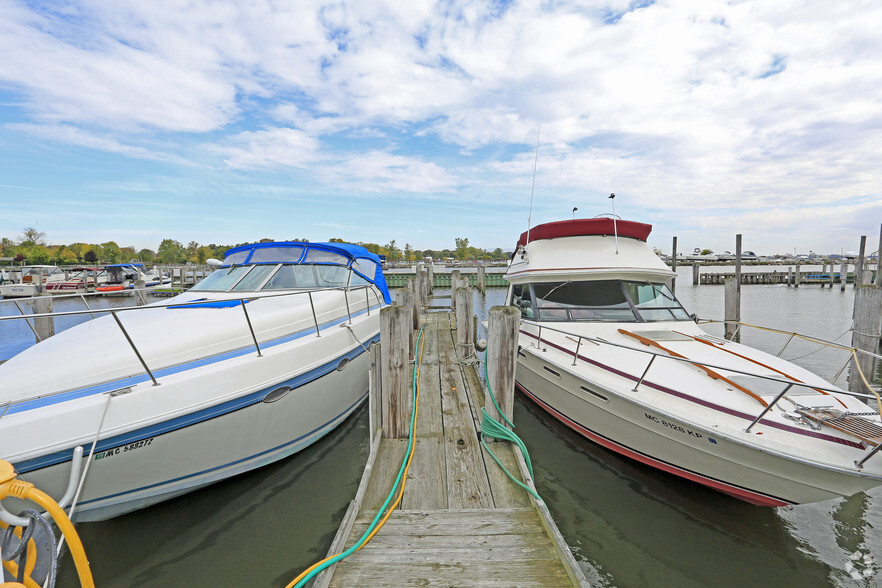 Picnic Area - Harbor Club Apartments and Yacht Club