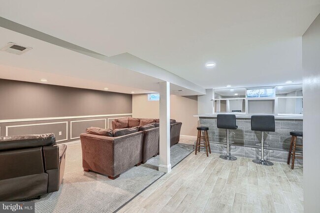Building Photo - 520 White Oak Dr
