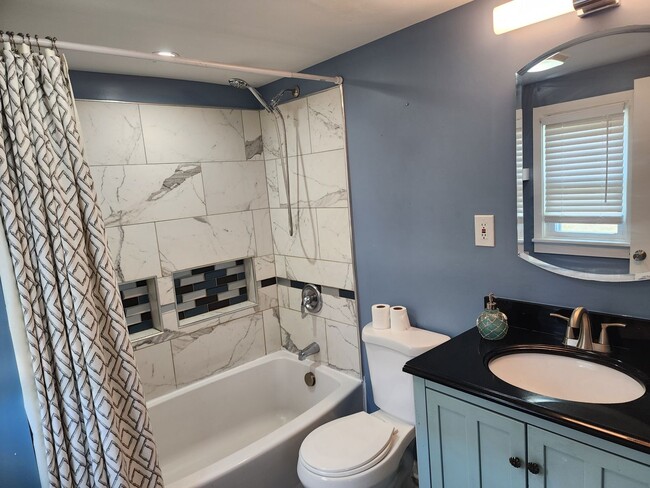 Building Photo - Cute Renovated 2 Bedroom Home with Huge Ga...