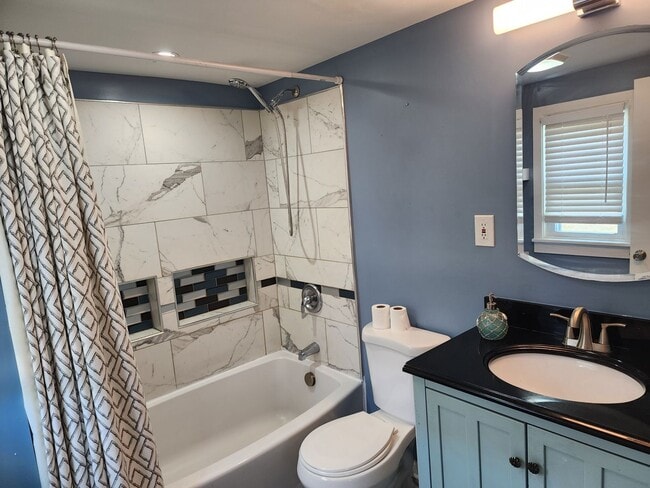 Building Photo - Cute Renovated 2 Bedroom Home with Huge Garage on large lot!
