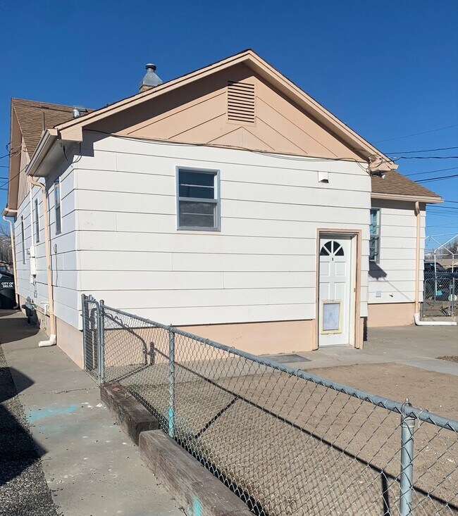 Building Photo - 920 E 7th St
