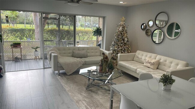 Building Photo - 10138 Royal Palm Blvd