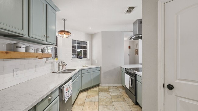 Building Photo - 19 Pebblebrook Ln